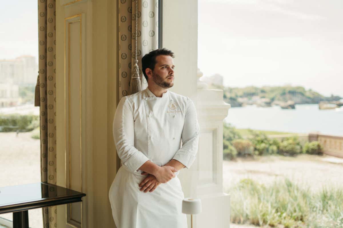 Lega l'aiuto-cuoco nudo alla sedia e lo abusa: licenziato lo chef stellato Largeau Lega l'aiuto-cuoco nudo alla sedia e lo abusa: licenziato lo chef stellato Largeau