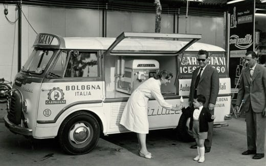 Automezzo Carpigiani con a bordo la macchina soft alla fiera di Bologna 1958 - Archivio Gelato Museum