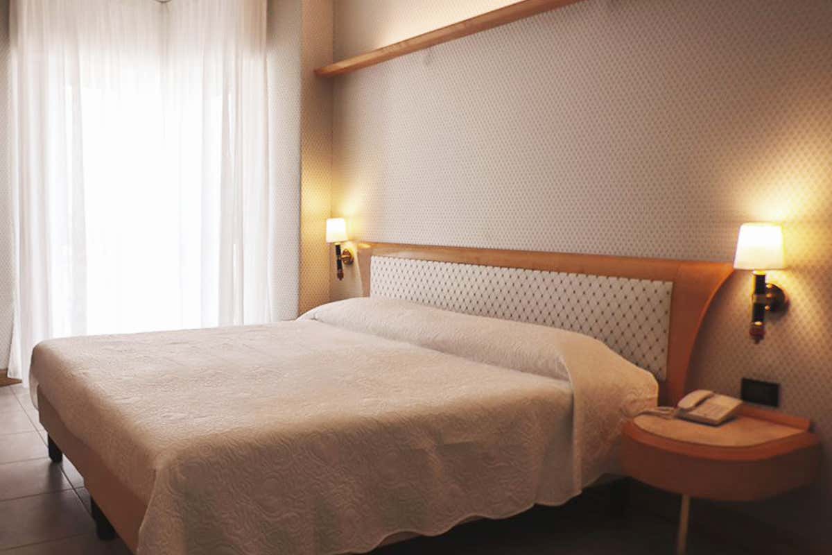 Una camera del B&B Hotel di Chioggia (Foto Facebook) B