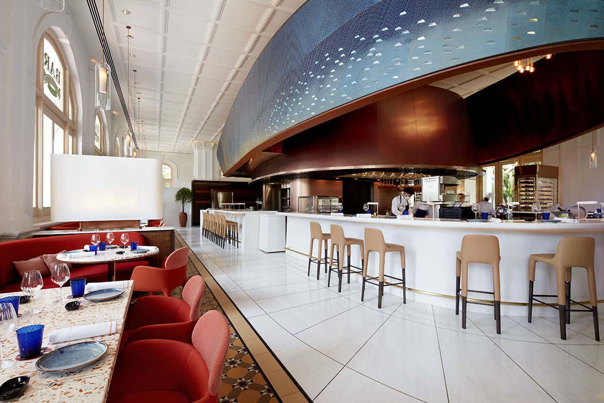 Gli interni sono chiari, luminosi. Foto: Raffles Hotel Singapore Il tocco italiano di Alain Ducasse Raffles Hotel di Singapore Gli interni sono chiari, luminosi. Foto: Raffles Hotel Singapore Il tocco italiano di Alain Ducasse Raffles Hotel di Singapore