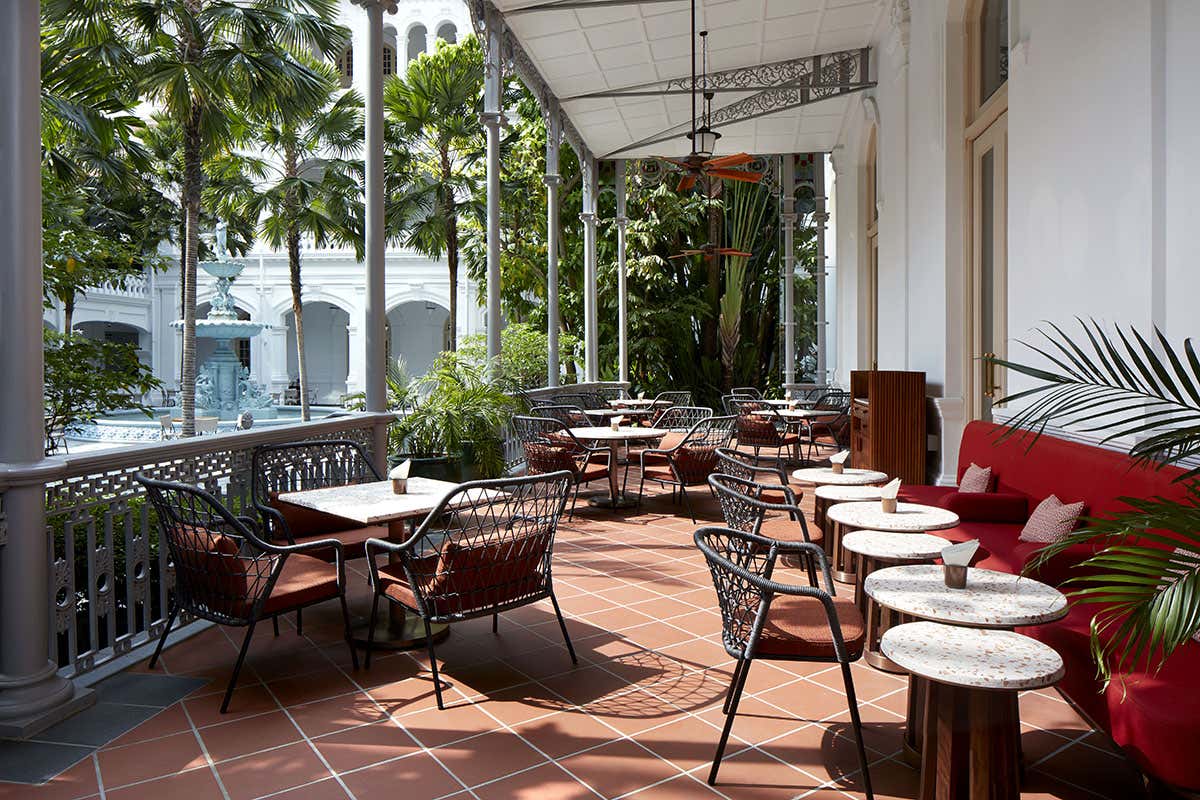 La terrazza immersa in una rigogliosa vegetazione. Foto: Raffles Hotel Singapore Il “tocco italiano” di Alain Ducasse al Raffles Hotel di Singapore La terrazza immersa in una rigogliosa vegetazione. Foto: Raffles Hotel Singapore Il “tocco italiano” di Alain Ducasse al Raffles Hotel di Singapore