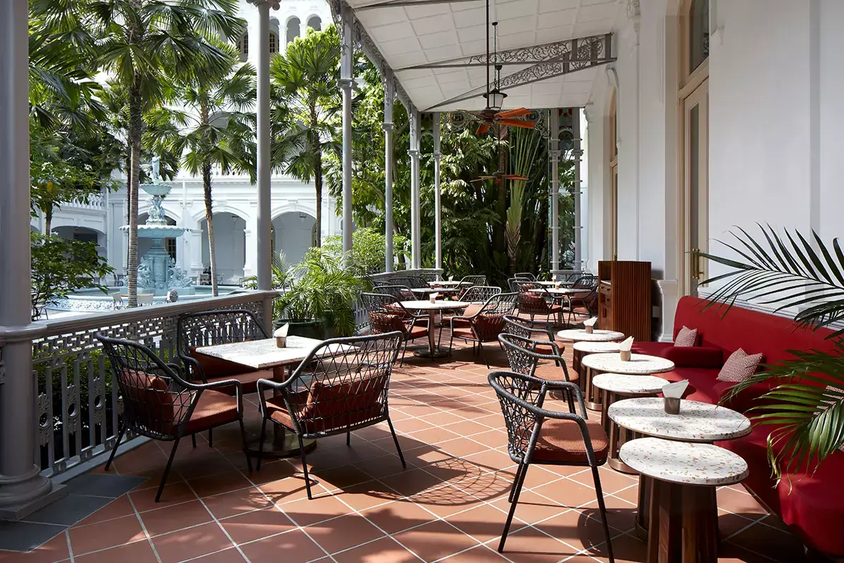 La terrazza immersa in una rigogliosa vegetazione. Foto: Raffles Hotel Singapore Il &ldquo;tocco italiano&rdquo; di Alain Ducasse al Raffles Hotel di Singapore