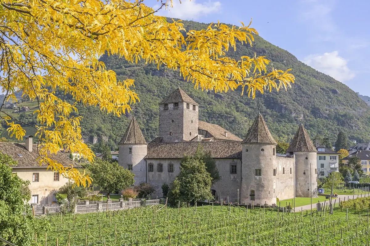 Castel Mareccio, Bolzano. Foto: AST Manuela Tessaro Selvaggio, urbano, attivo: tu che foliage cerchi? Ecco 6 scenografiche proposte