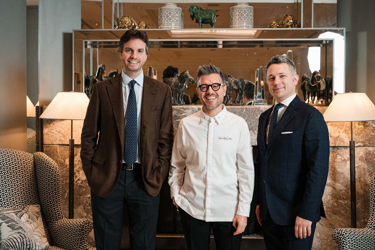 Lo chef Rocco De Santis tra Francesco Naldi (coo della Salvatore Naldi Group) e il general manager Simone D’Alessandro