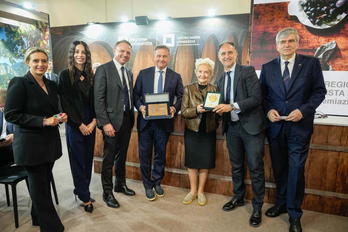Vinitaly Massari, Gritti e Zanella premiati come ambasciatori dell'eccellenza lombarda Vinitaly Massari, Gritti e Zanella premiati come ambasciatori dell'eccellenza lombarda