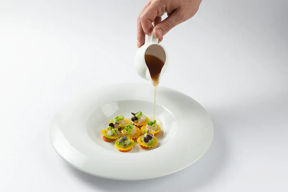 Ravioli di piselli con scampi crudi, il suo consomm&egrave; e pappa al pomodoro Ravioli di piselli con scampi crudi