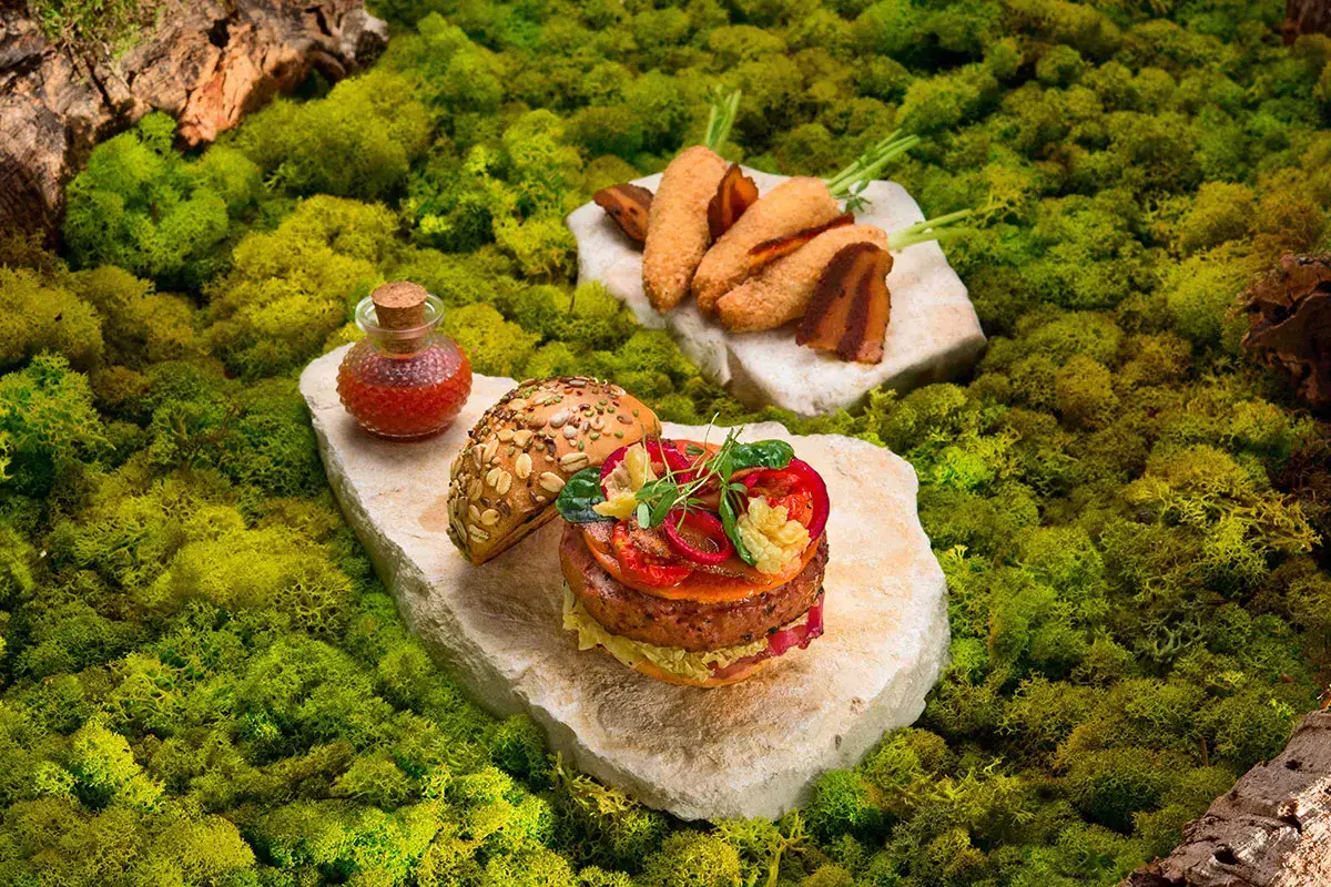 Burger Sano: Raw NoBeef Burger con cavolo fermentato, cheddar di carote, bacon di funghi e pomodorino candito &ldquo;FoodArt: lo Chef del futuro&rdquo;, ricette e consigli per affrontare ogni sfida in cucina