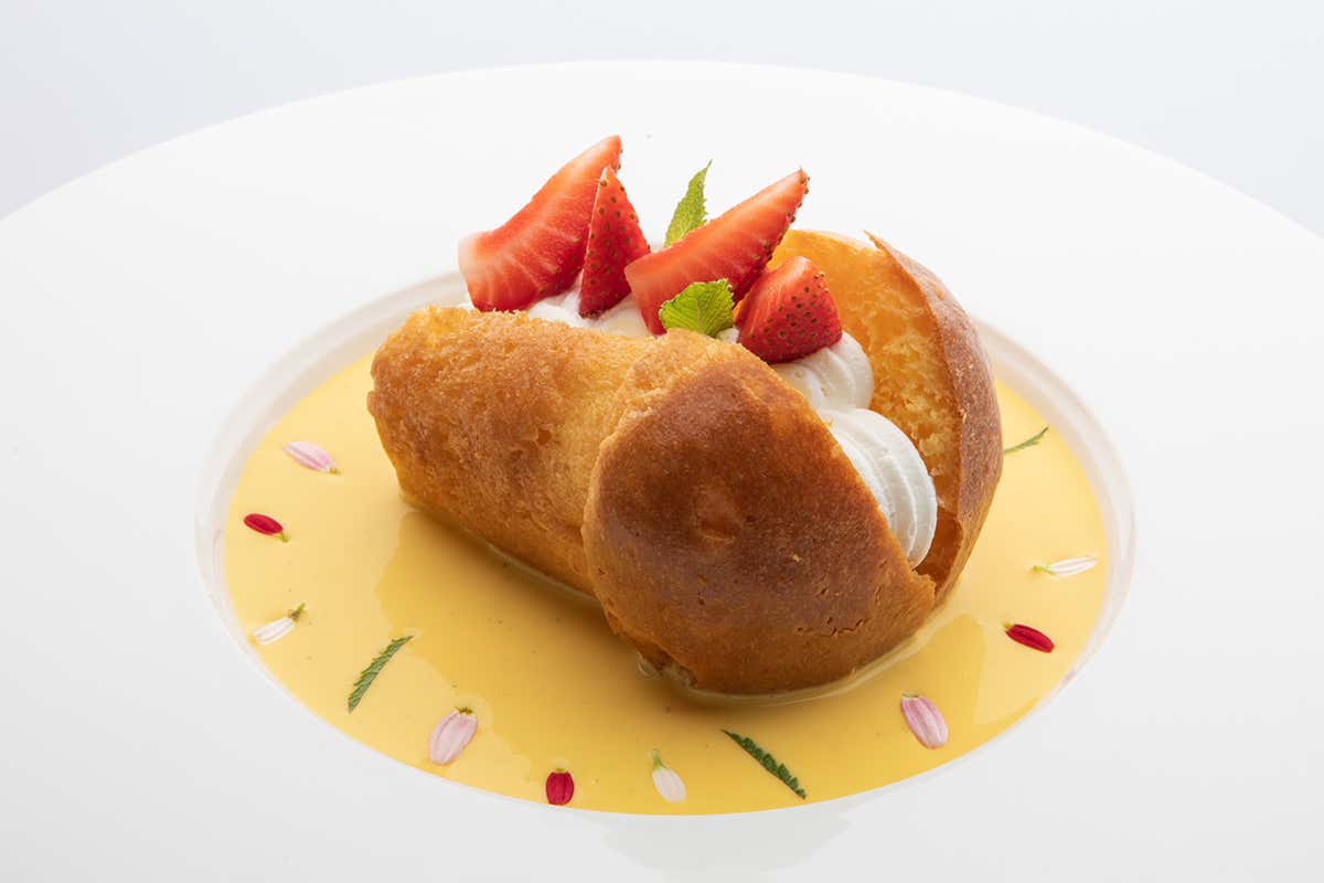 Babà al rum, crema inglese alla vaniglia, gelato ai pinoli e sale di Cervia Al Vistamare di Latina si salpa per un viaggio di gusto