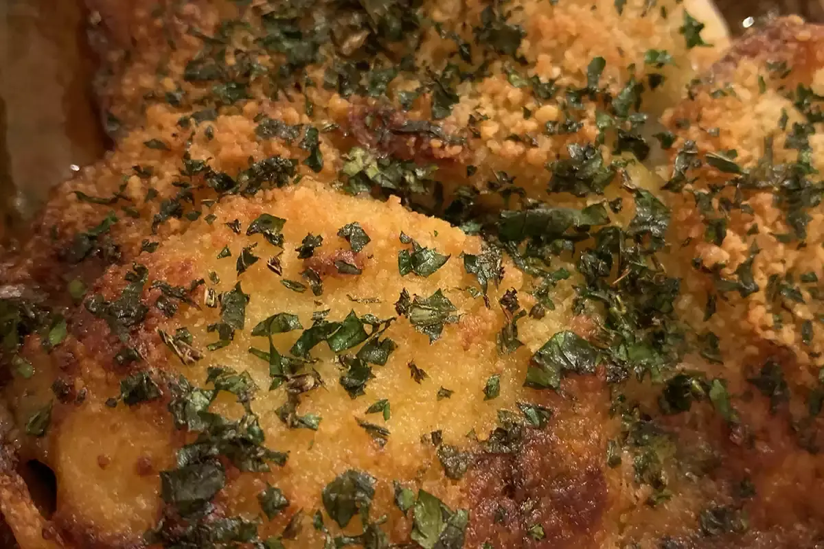 Baccalà e sgagliozze (polenta fritta) e prugne Pescaria, il fast food di mare funziona