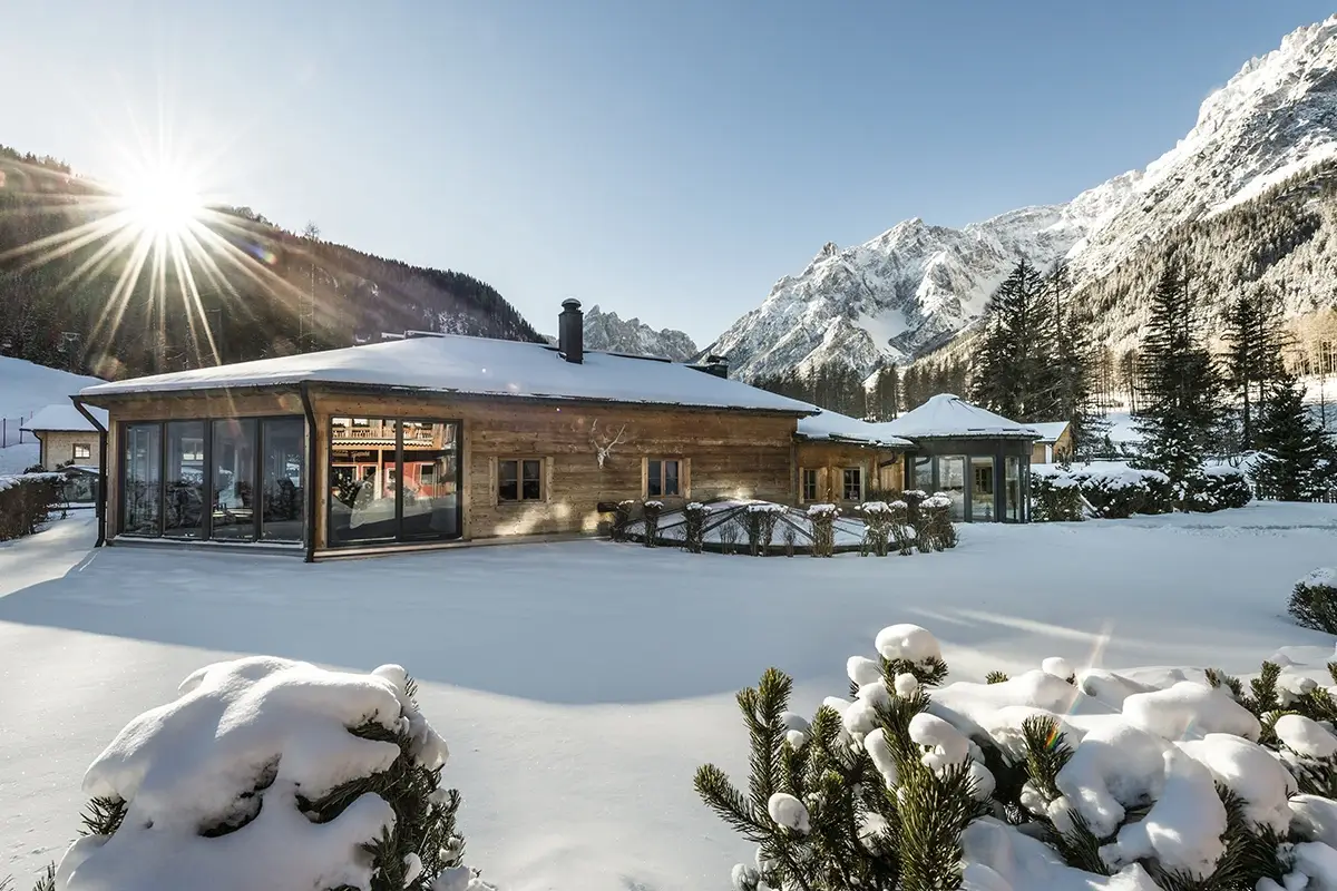 Un’esperienza indimenticabile ai piedi delle Dolomiti. Foto: Hannes Niederkofler Neve, sci e coccole per coppie: l’inverno al Bad Moos