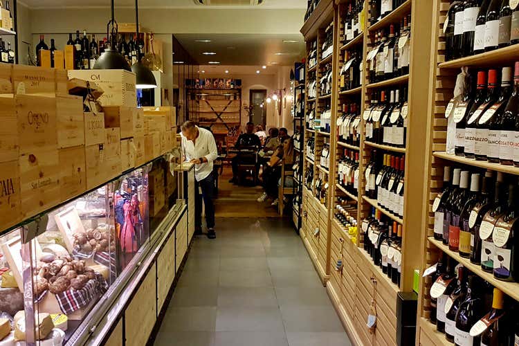 La bottega, l'enoteca e il ristorante (Badalamenti Cucina e Bottega Un'accoglienza da tutto esaurito)