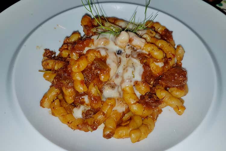 Busiate, rag&ugrave; di cinghiale, ginepro e cannella, fonduta di pecorino e finocchietto selvatico (Badalamenti Cucina e Bottega Un'accoglienza da tutto esaurito)