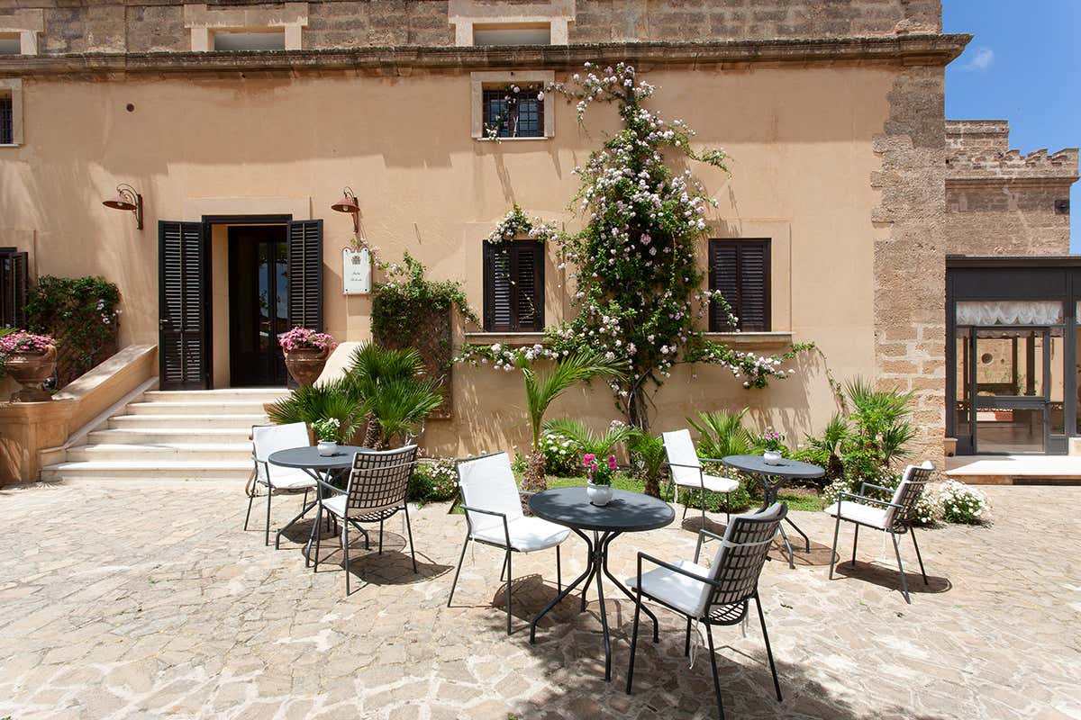 Cortile con seggiole Primavera siciliana al Baglio Oneto dei Principi