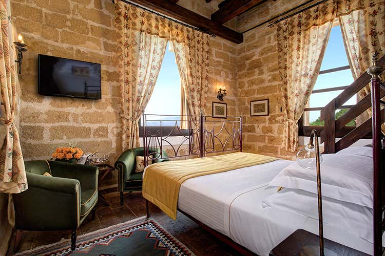 Una delle camere, con arredamento tradizionale - Baglio Oneto a Marsala Oasi di relax e cucina a km 0