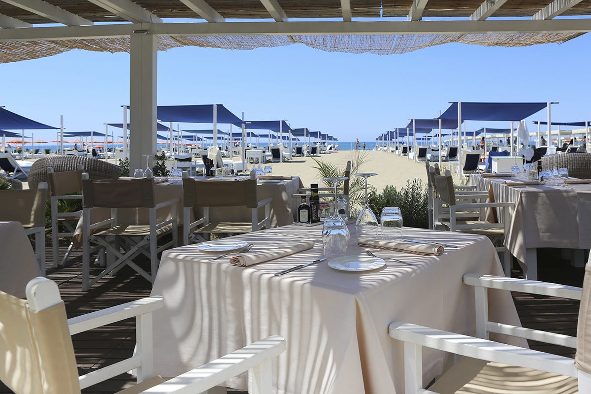 Bagno Dalmazia Splende il Lux Lucis al Forte, tra cucina creativa e on the beach