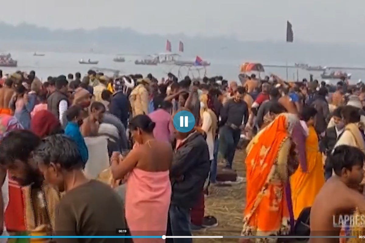 India, in migliaia nel Gange nonostante il Covid