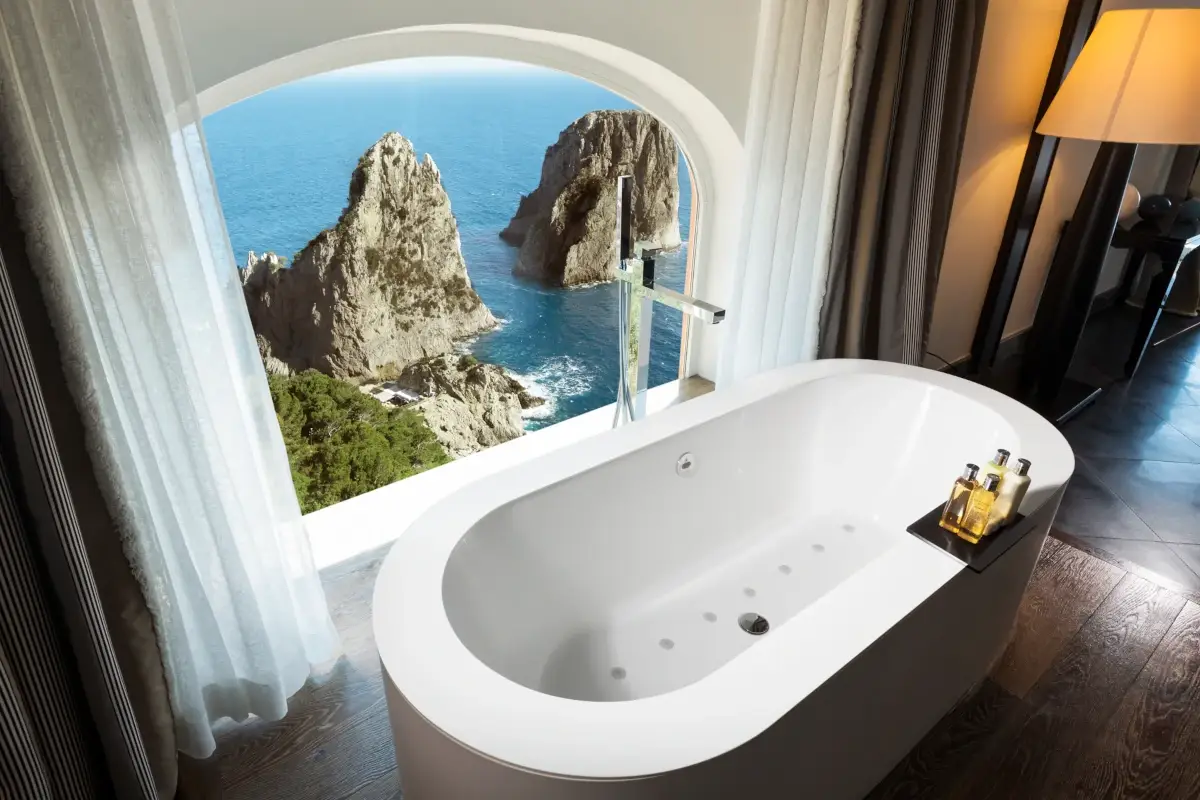 Vista sui Faraglioni Bagni d'hotel, un po' di pi&ugrave; che una passione. Per molti &egrave; il salotto dell'anima