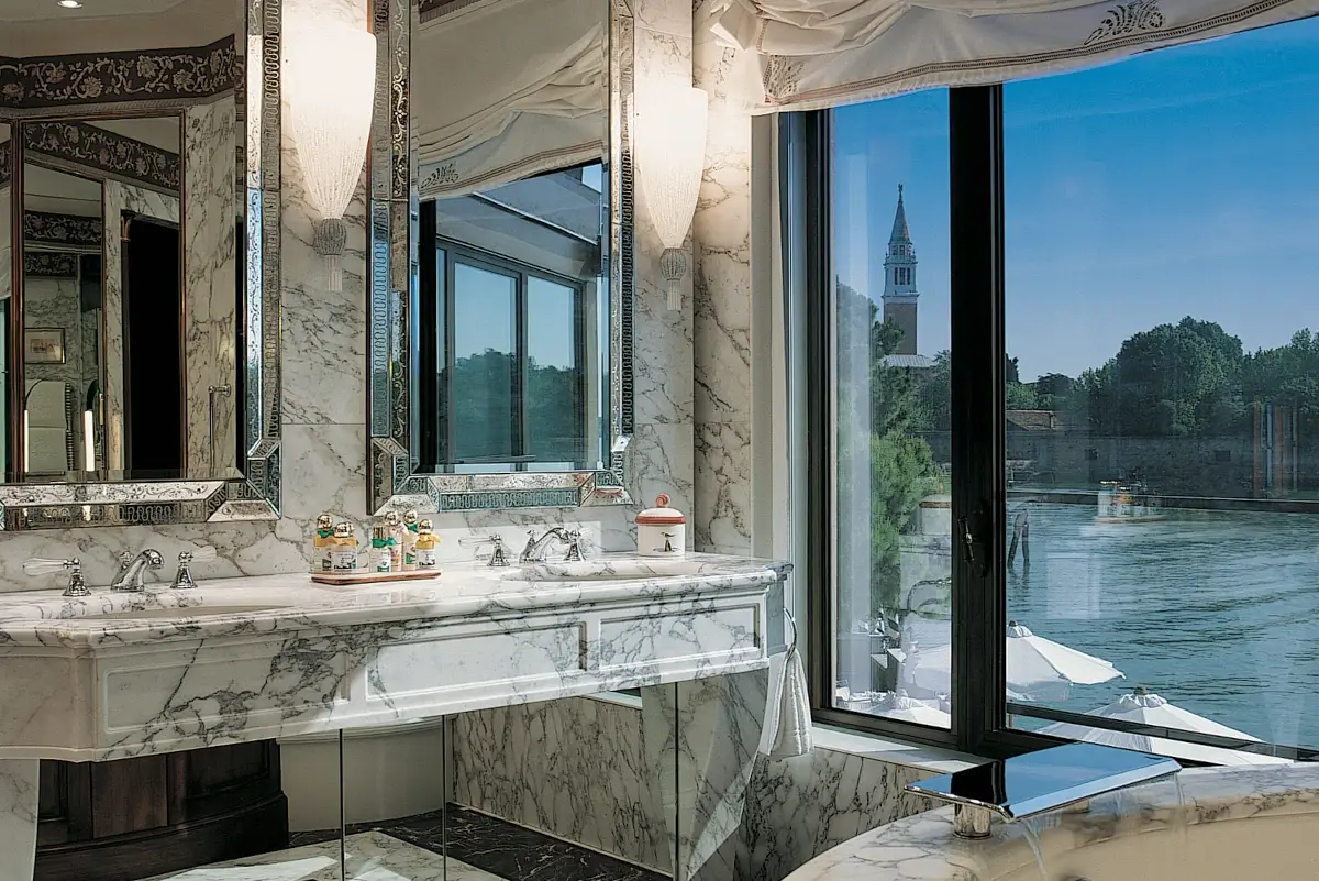 Tutto lo stile veneziano Bagni d'hotel, un po' di pi&ugrave; che una passione. Per molti &egrave; il salotto dell'anima