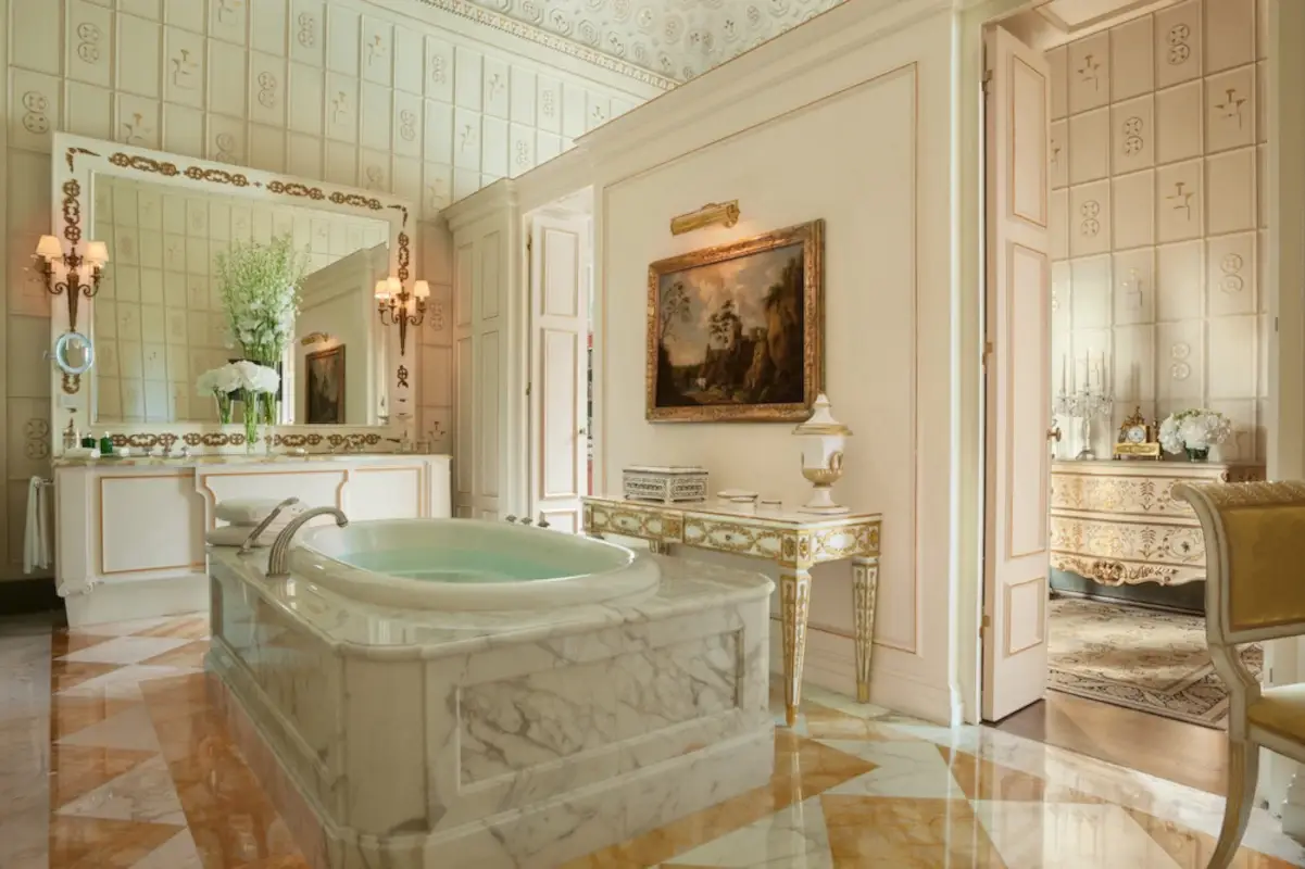 Stile fiorentino Bagni d'hotel, un po' di pi&ugrave; che una passione. Per molti &egrave; il salotto dell'anima