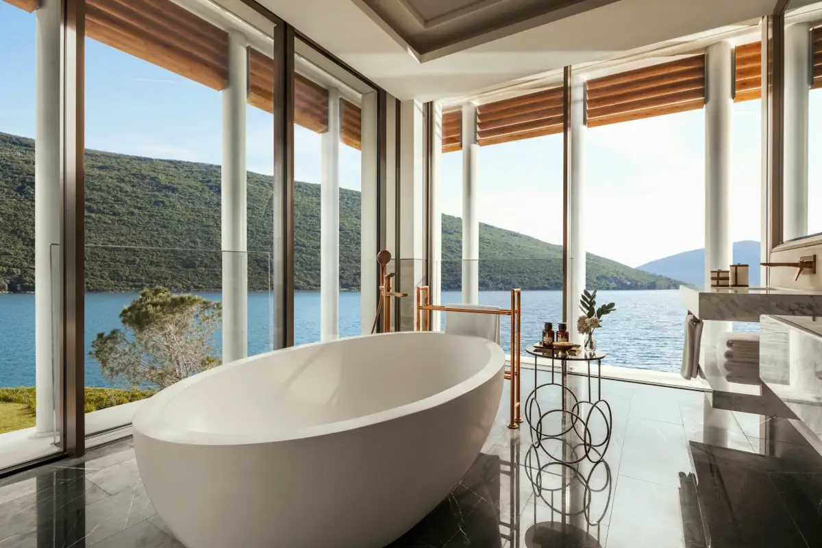 Il Montenegro che non t'aspetti Bagni d'hotel, un po' di pi&ugrave; che una passione. Per molti &egrave; il salotto dell'anima