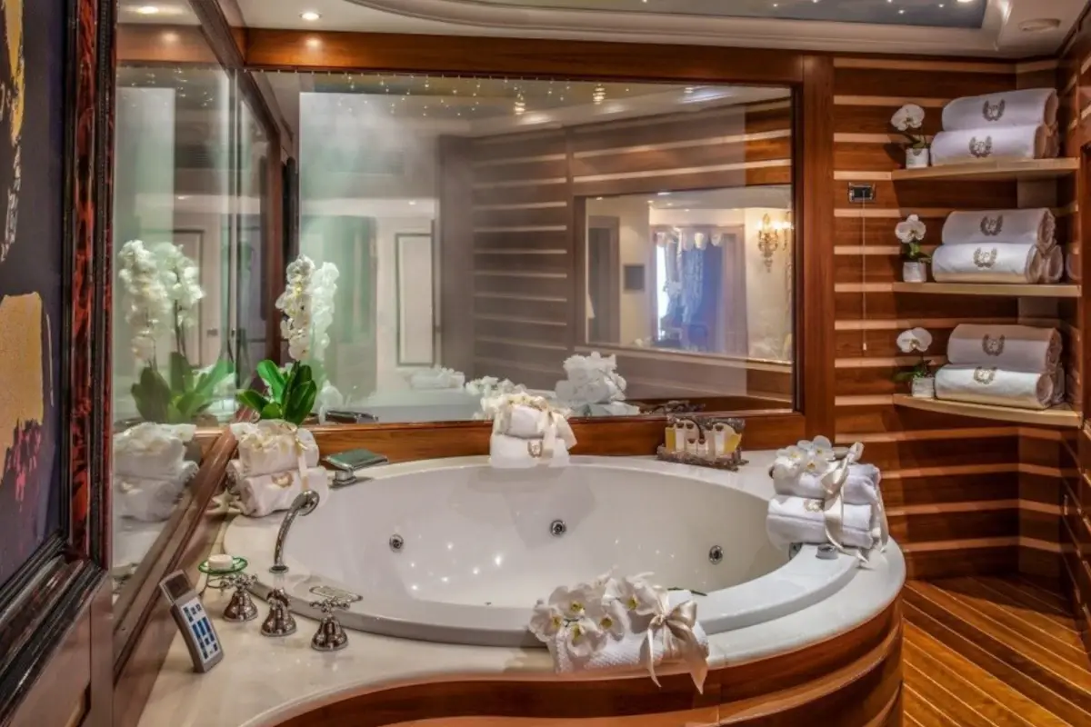 Nel cuore della capitale Bagni d'hotel, un po' di pi&ugrave; che una passione. Per molti &egrave; il salotto dell'anima