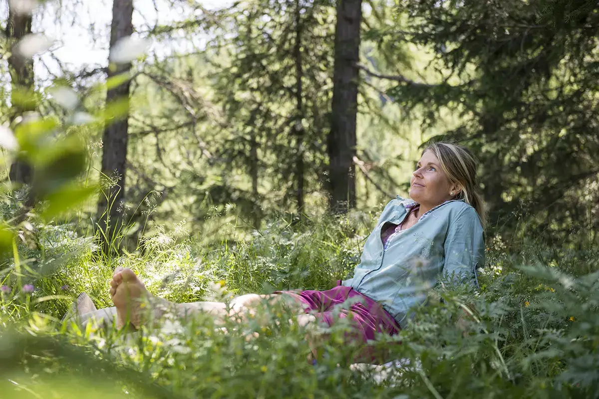 Bagno nel bosco Vitalpina. Foto: Alex Filz Valle Isarco da vivere nei Vitalpina Hotels S&uuml;dtirol