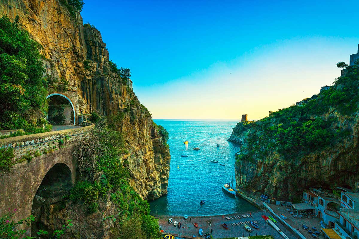 Baia sulla spiaggia di Furore Costiera amalfitana inedita. Ecco dove andare e cosa fare