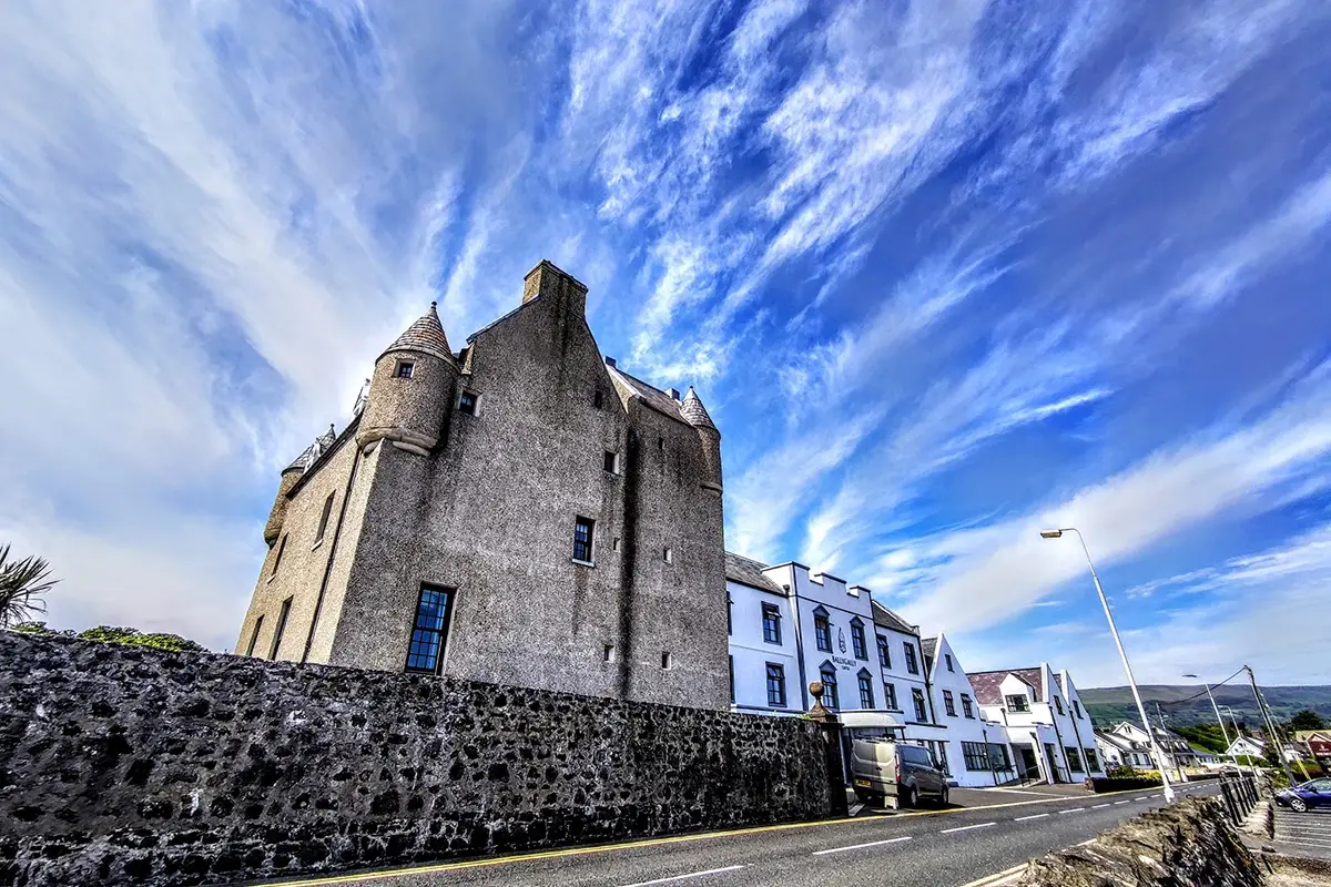 Ballygally Castle - Ballygally, Irlanda&nbsp; Non credi ai fantasmi? Prima di dirlo, dormi in uno di questi hotel!