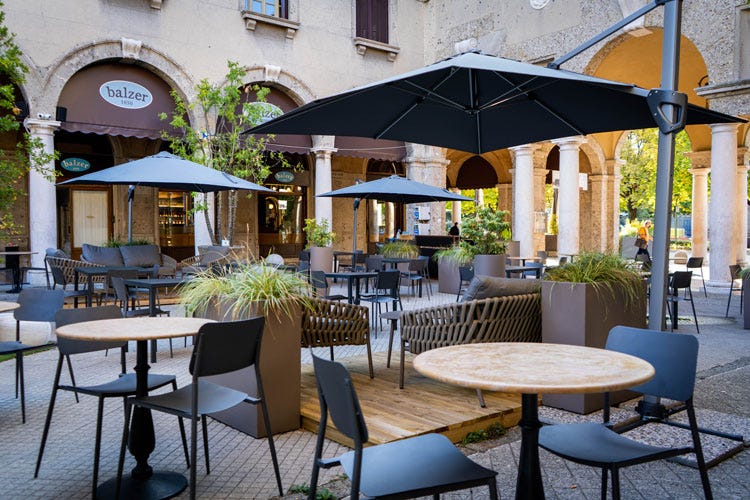 Tavolini in piazzetta al Quadriportico del Sentierone di Bergamo - Sapori orobici e vini di Franciacorta Tre serate aspettando il Festival