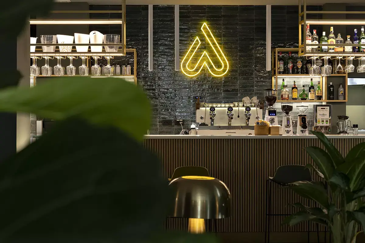 Il bancone del bar Arryvo a Lecce, l&rsquo;hotel perfetto per i giovani dentro e fuori