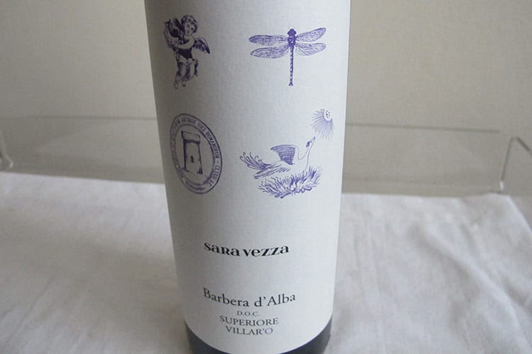 L’etichetta riporta i quattro elementi che fanno riferimento a quelli naturali che regolano il mondo intero - Barbera d’Alba Sara Vezza Nuovo vino per la vignaiola piemontese