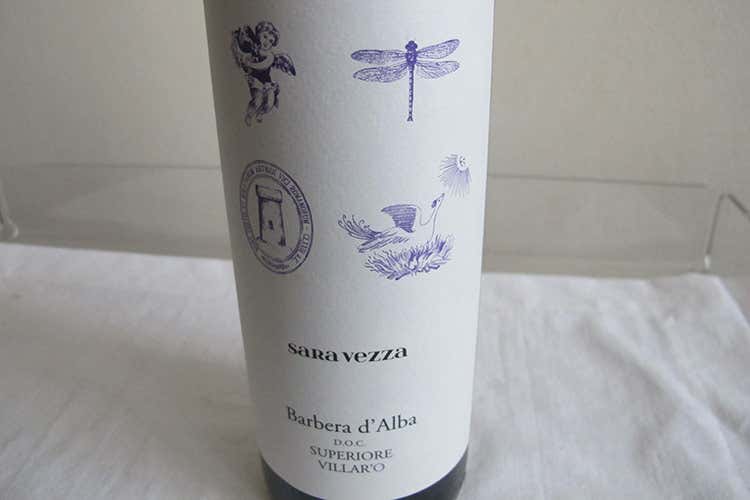 L&rsquo;etichetta riporta i quattro elementi che fanno riferimento a quelli naturali che regolano il mondo intero - Barbera d&rsquo;Alba Sara Vezza Nuovo vino per la vignaiola piemontese