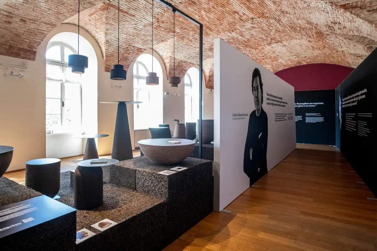 Uno scorcio dell'allestimento esposto a Barolo Altro che rifiuti, la seconda vita dei tappi di sughero &egrave; fashion