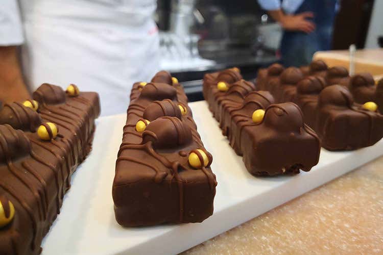 Fondo croccante, mou al frutto della passione e cremino all&rsquo;arachide pralinata. Foto: A. Pagliai -  Barretta energetica d&rsquo;autore Energ-Eat di Andrea Sacchetti