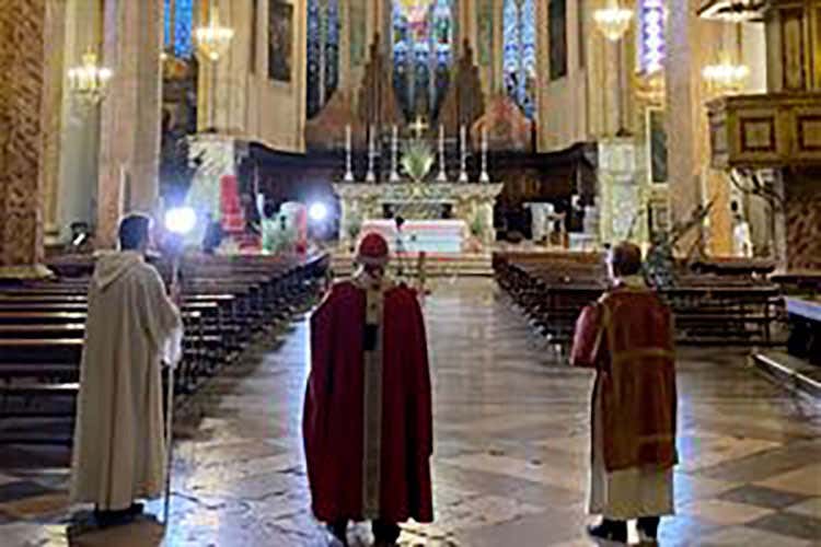 I vescovi: non sarà Pasqua chiusa La Chiesa non è un luogo I vescovi: non sarà Pasqua chiusa La Chiesa non è un luogo