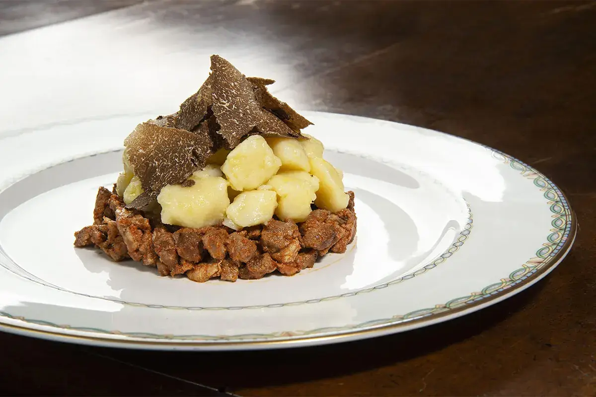 Rag&ugrave; di anatra, bocconini di patate e tartufo nero - foto Ivano Zinelli Rag&ugrave; di anatra, bocconini di patate e tartufo nero