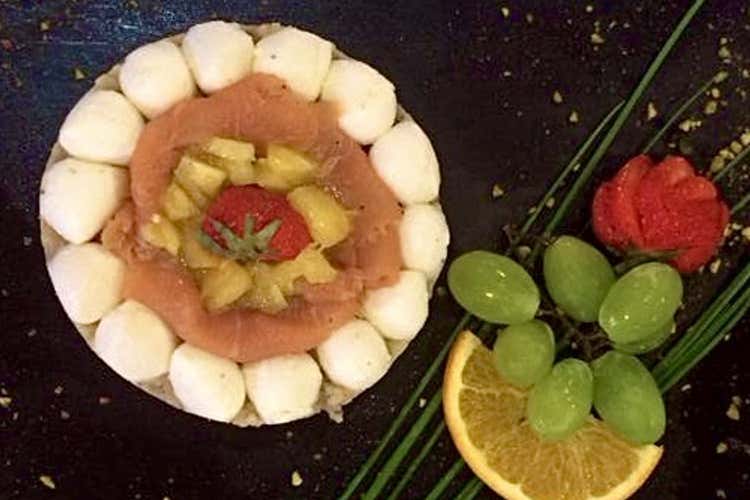 Le ricette per innalzare le difese Bavarese di patate con mozzarella di bufala, salmone e tartare d’ananas