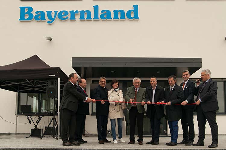 Dietmar Bacher, Gerhard Meier, Stefano Bertacco, Patrizia Bisinella, Albert Deß, Flavio Tosi, Matteo Gasparato, Herbert Dorfmann e Thomas Siller - Bayernland punta a velocità e freschezza Apre il nuovo centro logistico a Verona Dietmar Bacher, Gerhard Meier, Stefano Bertacco, Patrizia Bisinella, Albert Deß, Flavio Tosi, Matteo Gasparato, Herbert Dorfmann e Thomas Siller - Bayernland punta a velocità e freschezza Apre il nuovo centro logistico a Verona