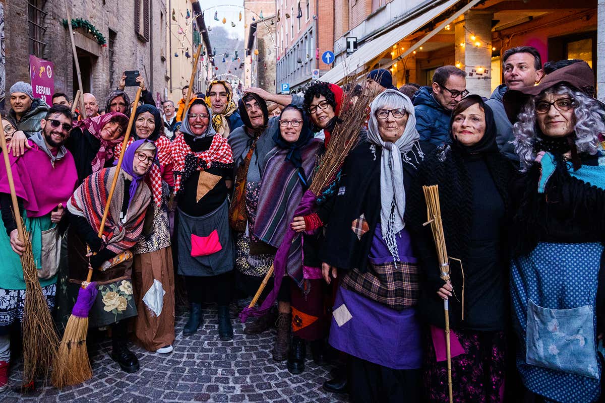 Le befane in piazza ad Urbania