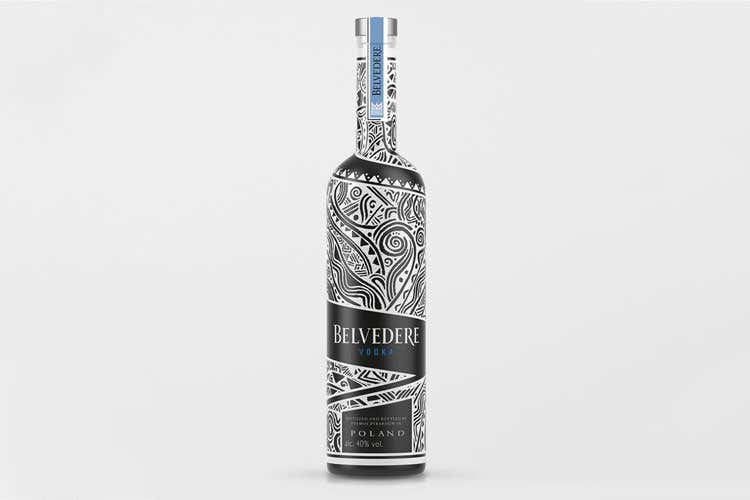 (Belvedere Vodka limited edition Laolu Senbajo ridisegna la bottiglia)