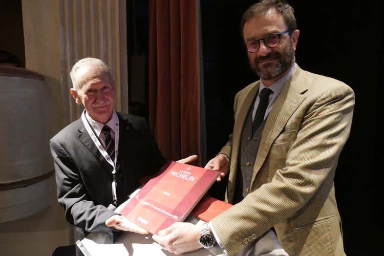 Benvenuto Brunello, 2016 a cinque stelle  Dalla Michelin la piastrella celebrativa