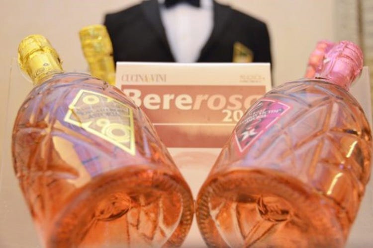 Un primo piano di due bottiglie di vino rosa in degustazione a Roma (Bererosa a Palazzo Brancaccio 200 etichette in degustazione)