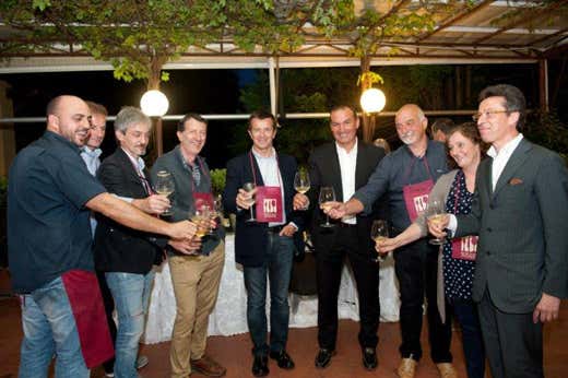 Il sindaco di Bergamo, Giorgio Gori (al centro), con i produtttori protagonisti di "Bergamo Appassiona"