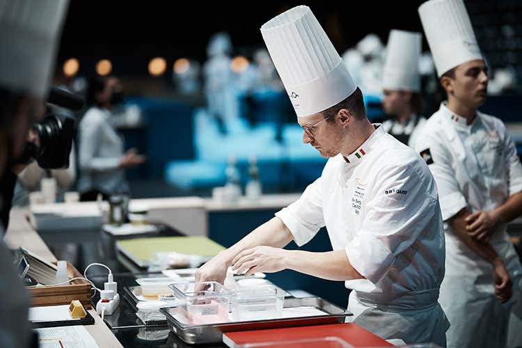 Lo chef Alessandro Bergamo all'opera Ciccio Sultano: «All'Italia culinaria non servono premi ma buona volontà»