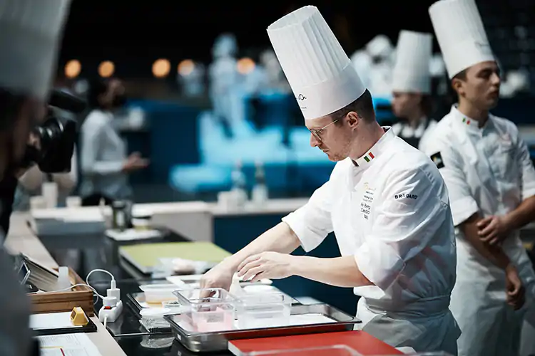 Lo chef Alessandro Bergamo all'opera Ciccio Sultano: &laquo;All'Italia culinaria non servono premi ma buona volont&agrave;&raquo;