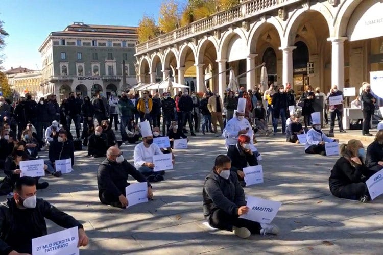 Bergamo - La protesta dei 10mila ristoratori: Non siamo untori, vogliamo lavorare