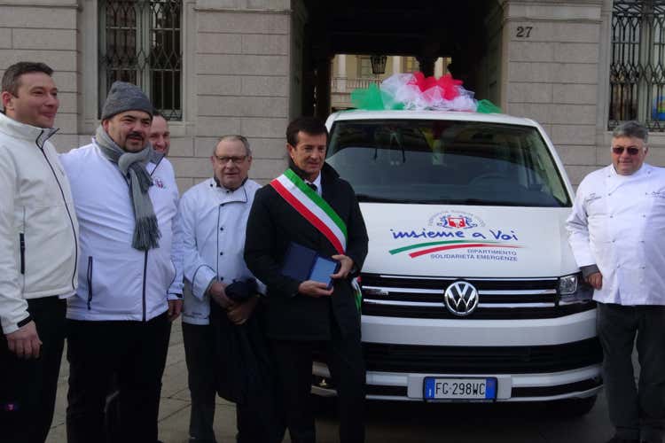 Da Bergamo un pullmino per la Fic Aiuterà i cuochi a raggiungere Amatrice Da Bergamo un pullmino per la Fic Aiuterà i cuochi a raggiungere Amatrice