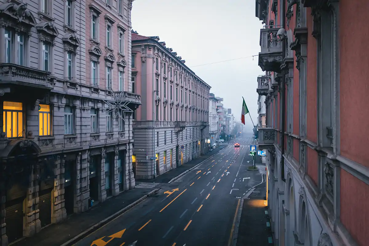 Le strade vuote di Bergamo Da Bergamo, l'Italia ricorda le vittimedella pandemia. Draghi presente