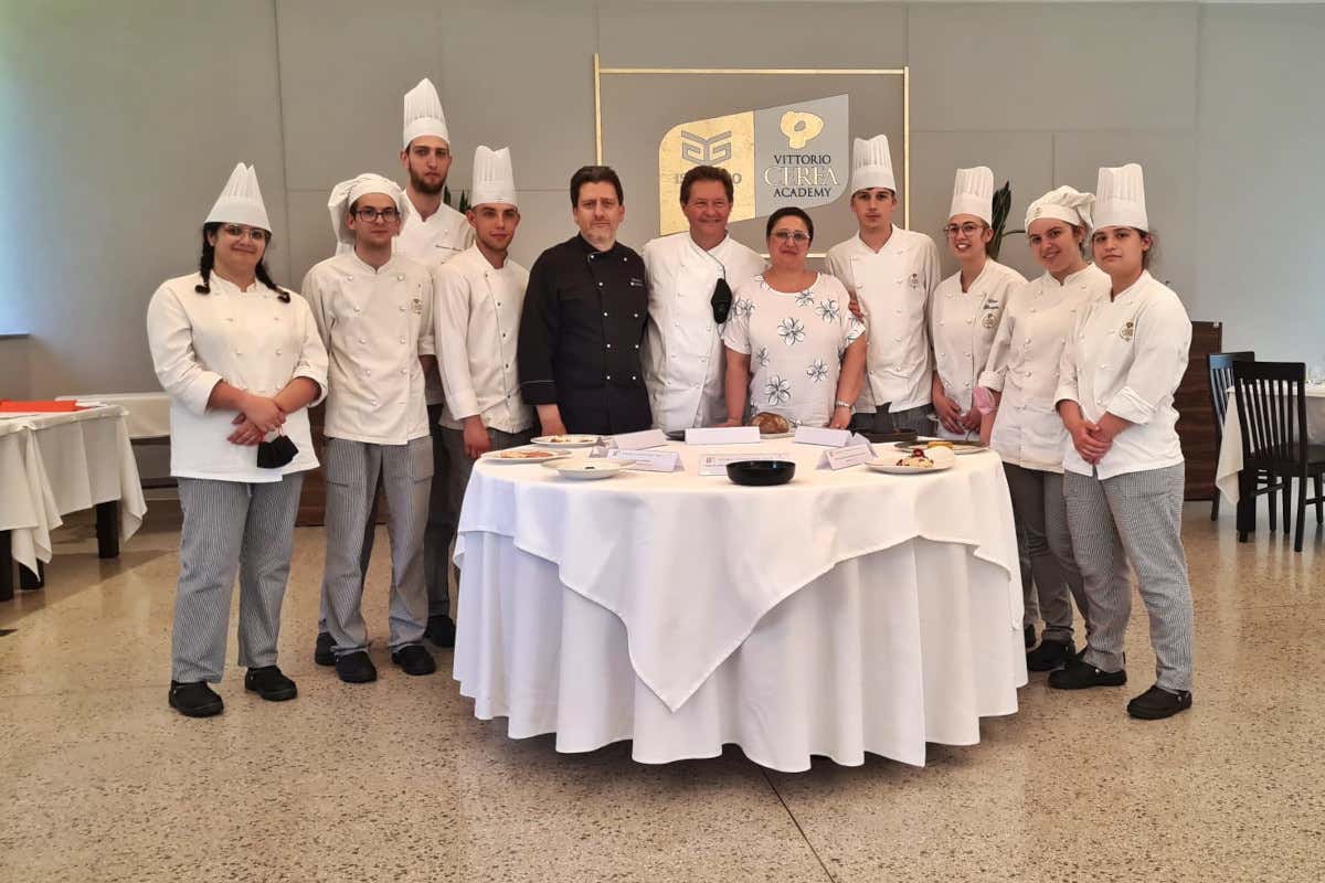 Gli studenti che hanno partecipato al concorso&nbsp; Il ricordo di Vittorio Cerea diventa eterno in una statua