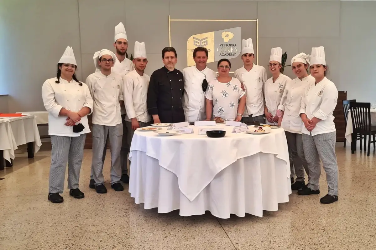 Gli studenti che hanno partecipato al concorso&nbsp; Il ricordo di Vittorio Cerea diventa eterno in una statua